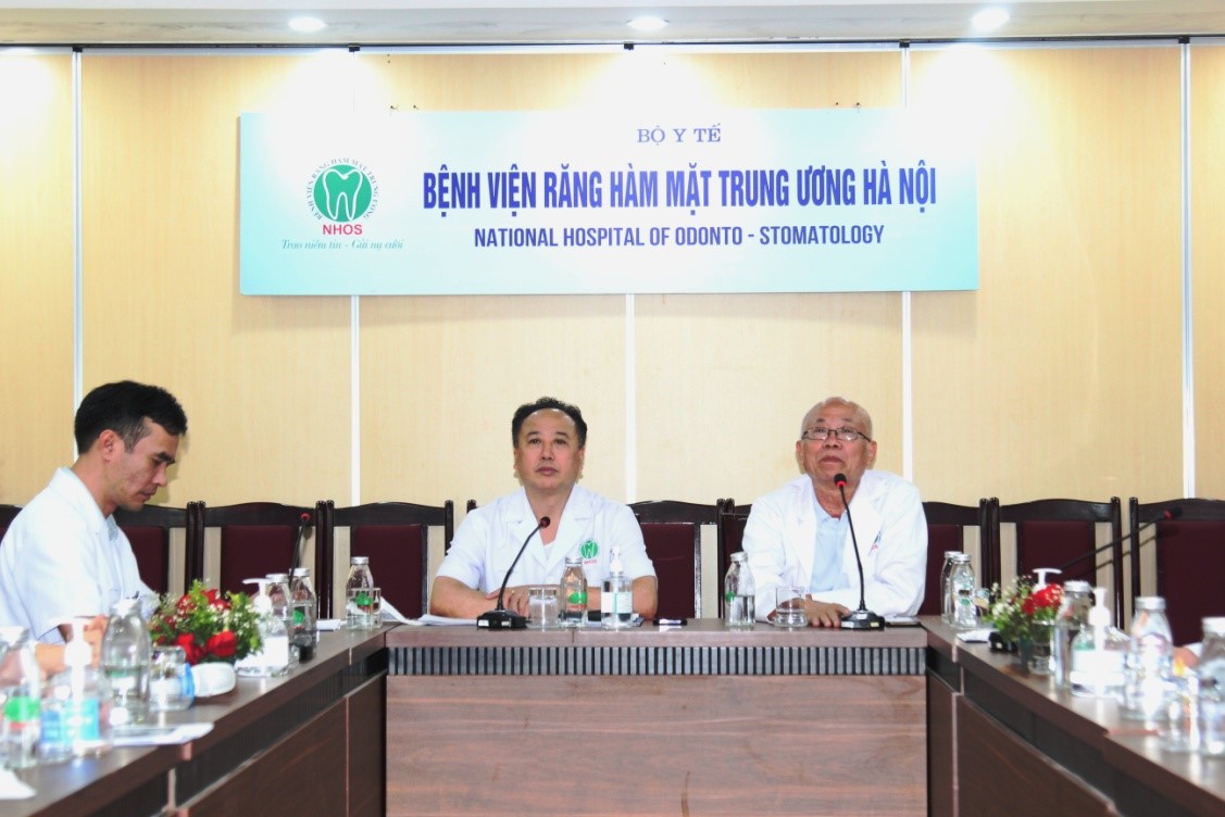 PGS.TS. Trần Cao Bính, Giám đốc Bệnh viện RHM TW Hà Nội  và PGS.TS. Lê Văn Sơn, Chuyên gia của Bệnh viện đồng chủ trì buổi hội chẩn
